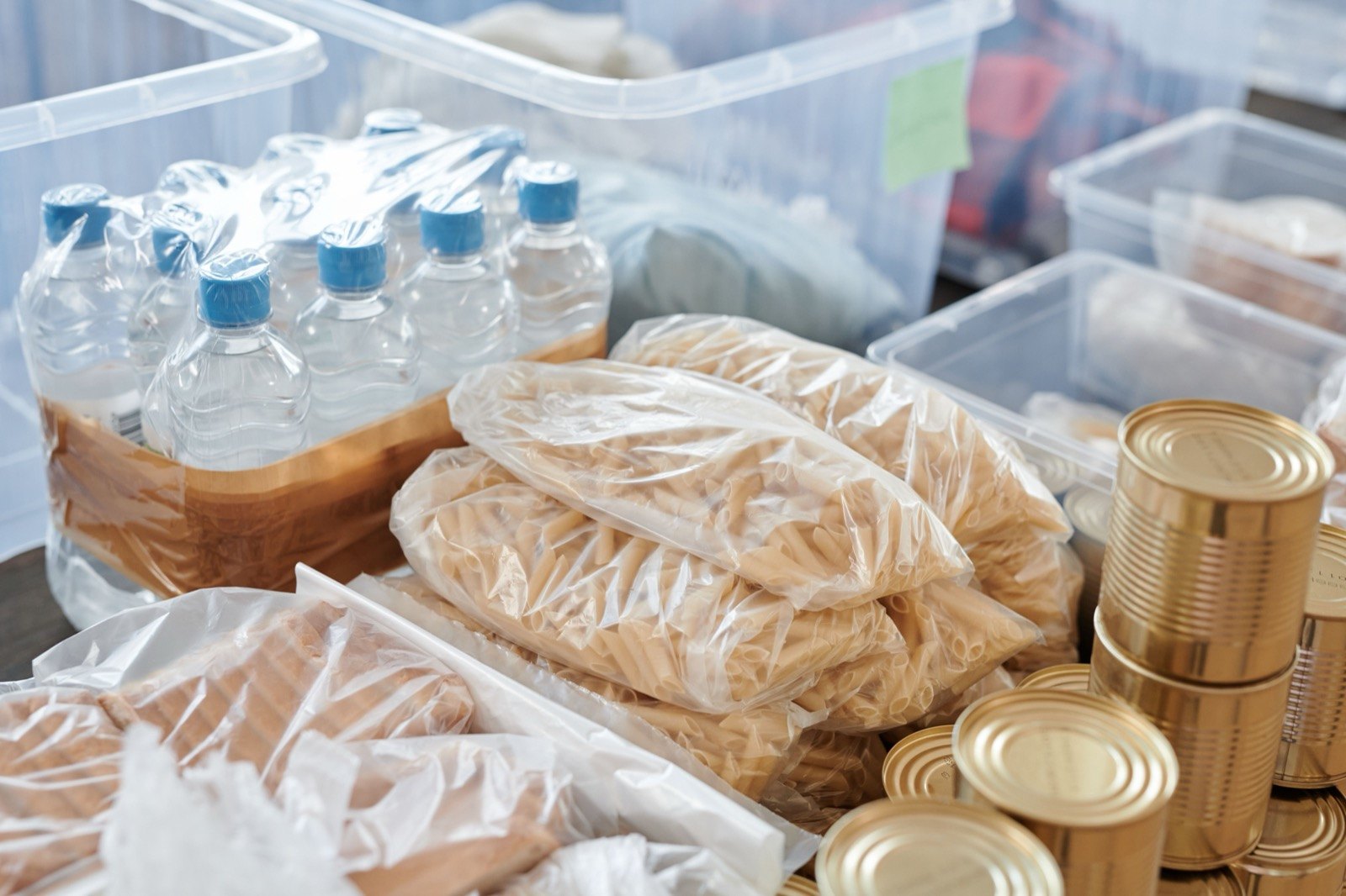 Food Packaging Adhesives: 2026 EU Checks Plastic-wrapped food and labeled bottles illustrating food packaging adhesive applications